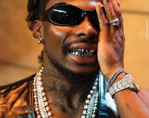 “Trending Video: Asake Stops Security Guard from Preventing Fans’ Photos in Mecca”